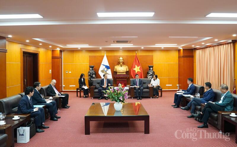 Toàn cảnh buổi làm việc giữa Quyền Bộ trưởng Lê Mạnh Hùng và Chủ tịch Hội đồng Ủy ban Kinh tế Á-Âu (EEC) Bakytzhan Sagintayev.