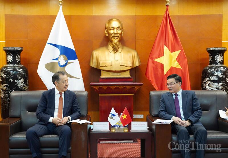 Tại buổi làm việc, Quyền Bộ trưởng Lê Mạnh Hùng đề nghị Liên bang Nga và EAEU mở cửa hơn nữa thị trường thủy sản Việt Nam.