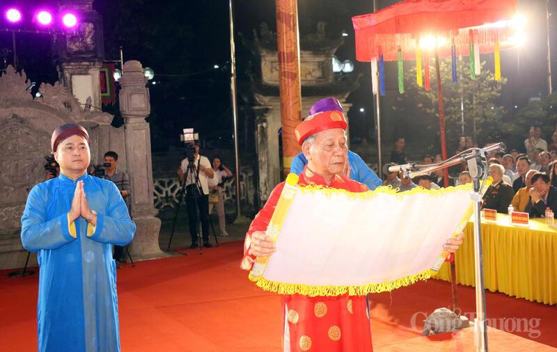 Đại diện bô lão trong làng đọc Tấu văn trình.