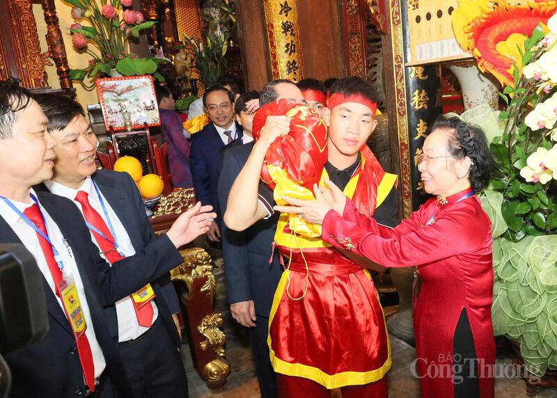 Hàng nghìn người xếp hàng xuyên đêm dự Lễ phát lương Đền Trần Thương - 9