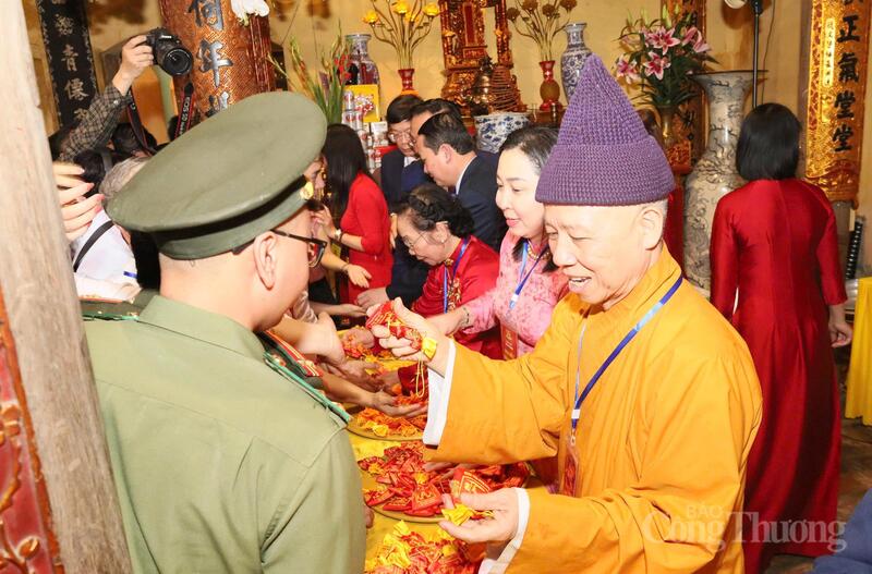 Ban Tổ chức vận chuyển lương từ cung cấm ra phát cho nhân dân.