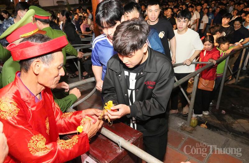 Kiên nhẫn xếp hàng, giữ gìn trật tự, tạo nên hình ảnh đẹp tại khu vực phát lương.