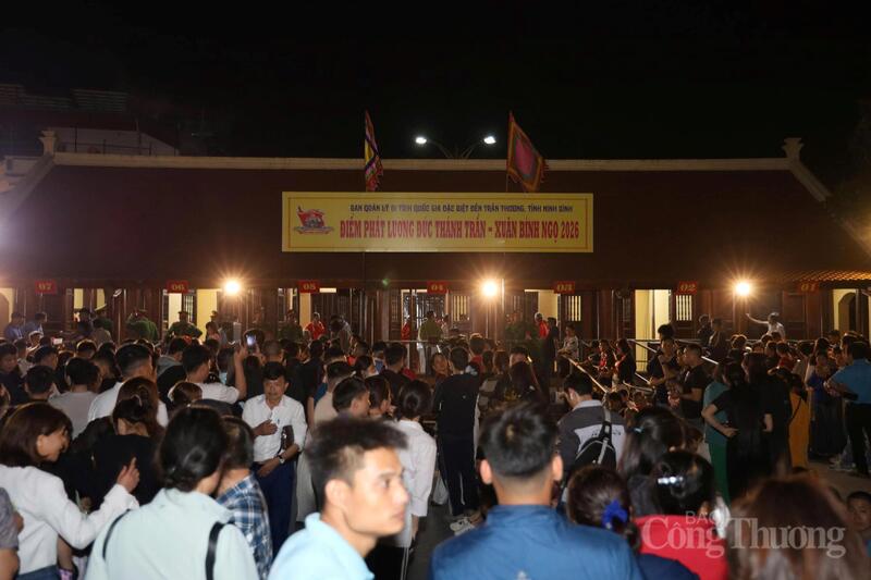 Lực lượng chức năng có mặt từ sớm để phân luồng, hướng dẫn người dân xếp hàng trật tự, bảo đảm an ninh khu vực.