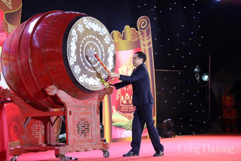 Lãnh đạo xã Trần Thương đánh trống khai mạc Lễ phát lương.