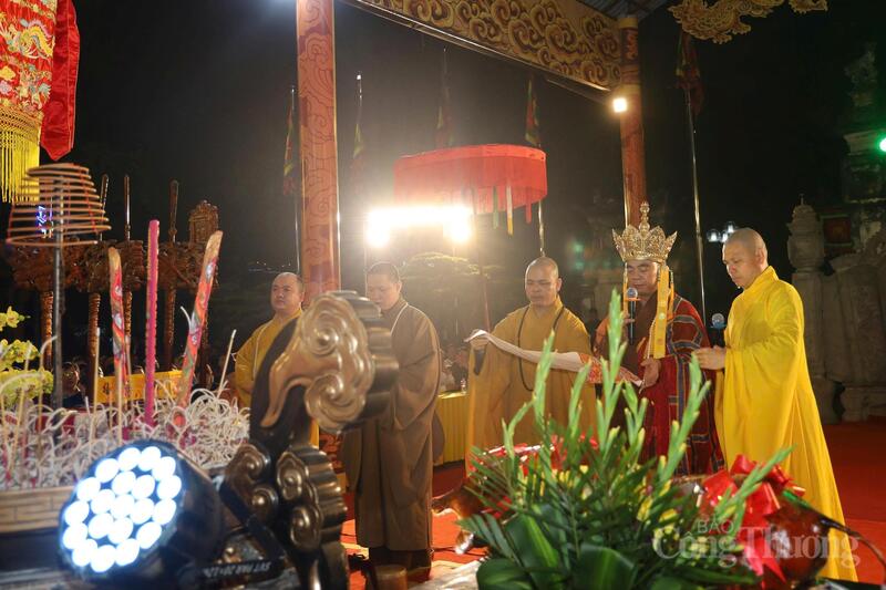 Nghi lễ xin lương do các vị hòa thượng thực hiện trước thời điểm phát lương.