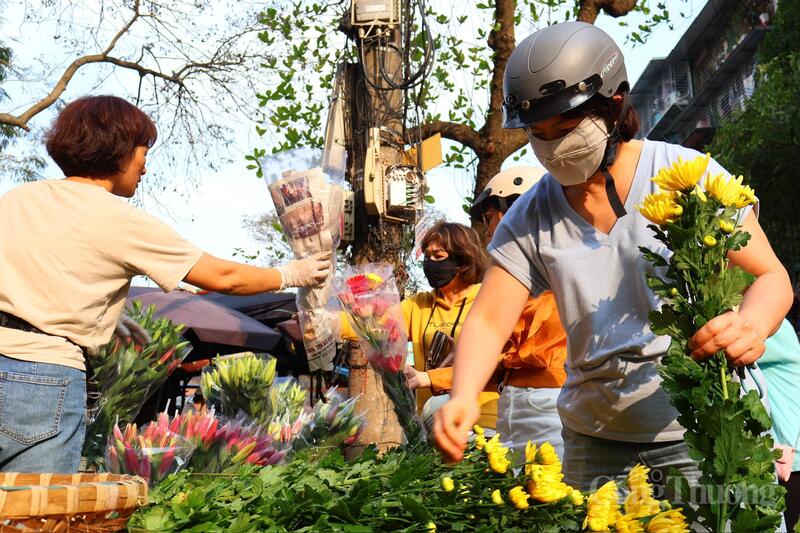 Hoa tươi và trái cây ghi nhận sức mua lớn nhất trong ngày.