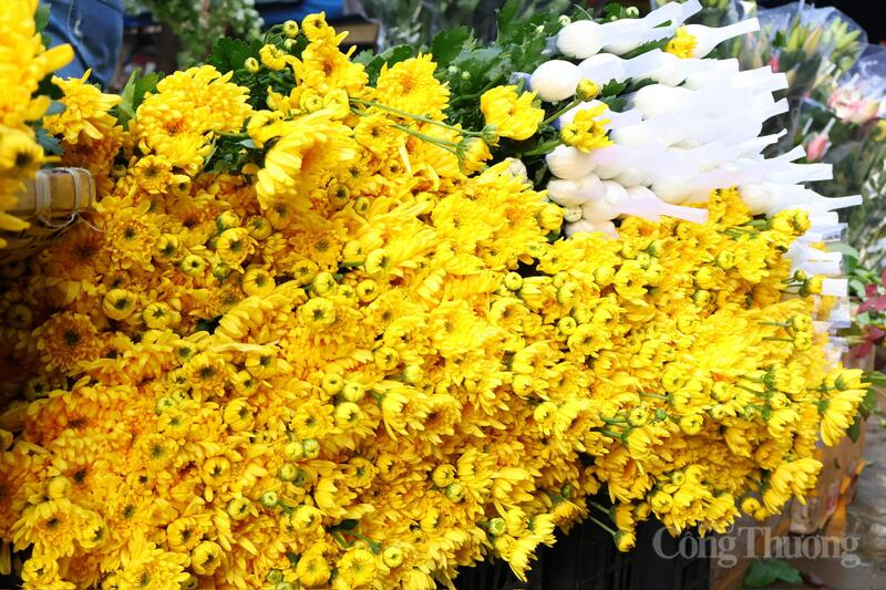 Hoa cúc có giá dao động từ 5.000 - 20.000 đồng/bó tùy loại. Đặc biệt, hoa ly kép được nhiều người lựa chọn với giá từ 30.000 - 40.000 đồng/cành, hoặc 180.000 đồng/bó loại 2 tai.
