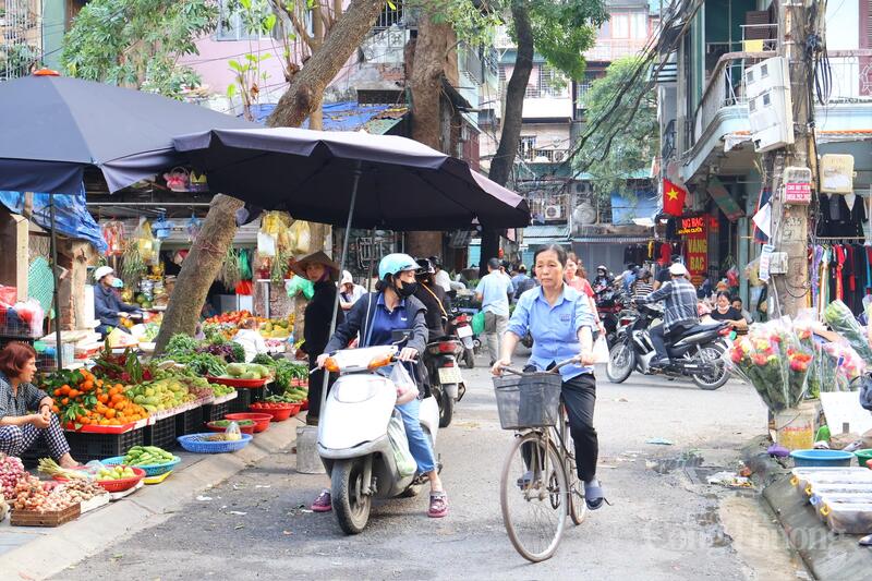 Theo các tiểu thương, dù lượng khách tăng cao nhưng nguồn cung thực phẩm năm nay ổn định, không có hiện tượng thiếu hàng.