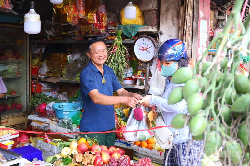 Chị Minh Anh (quận Cầu Giấy) chia sẻ: "Tôi tranh thủ đi chợ sớm chọn hoa và thực phẩm tươi. Dù giá một số loại hoa và quả đẹp có nhỉnh hơn ngày thường nhưng mức giá này vẫn ở mức chấp nhận được, hàng hóa lại rất phong phú"