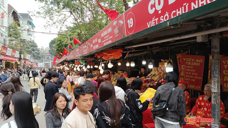 Các gian hàng bên ngoài phủ nhộn nhịp xin chữ đầu năm.