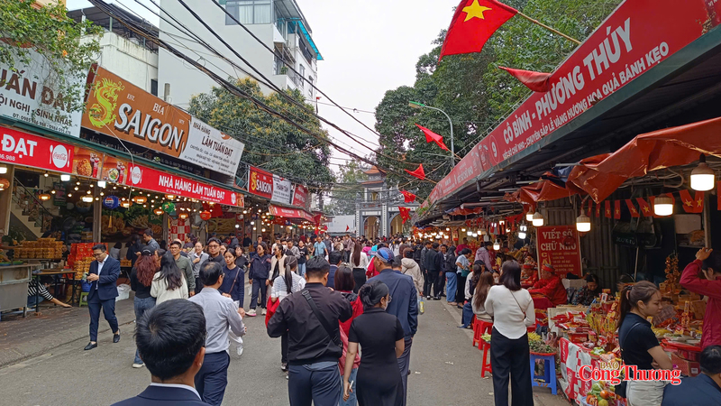 Lúc 12h30, dòng người di chuyển chậm rãi dọc lối vào Phủ Tây Hồ - nơi thờ vị thánh mẫu linh thiêng trong tín ngưỡng dân gian.