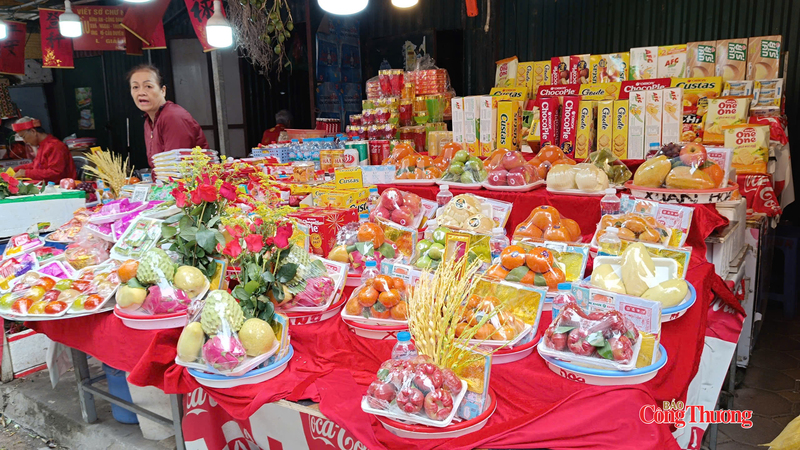 Dọc đường vào phủ, hàng quán bày kín các mâm lễ được chuẩn bị sẵn, phục vụ nhu cầu người đi lễ rằm tháng Giêng. Mỗi mâm lễ thường có hoa tươi, trái cây, bánh kẹo, sớ và vàng mã, giá khoảng 150.000-300.000 đồng, tùy vào cách sắp lễ.