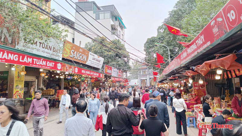 Theo quan niệm của người Việt, đầu năm đi lễ để cầu lộc, cầu bình an và may mắn cho cả năm. Vì vậy, ngay trong những ngày rằm đầu năm, nhiều người từ khắp nơi tìm về các đền, chùa, phủ để dâng hương, gửi gắm ước nguyện cho một năm thuận lợi, hanh thông.