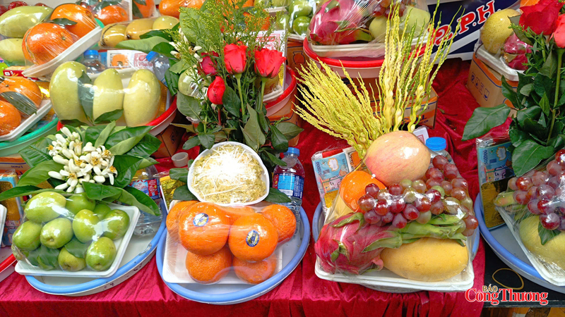 Không cúng đồ lễ mặn nên đồ lễ thường chỉ có trái cây, bánh kẹo.