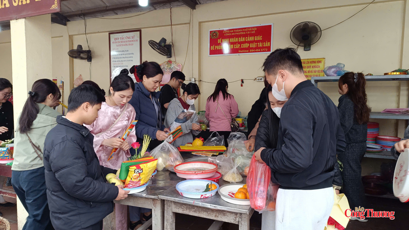 Các gia đình chuẩn bị mâm lễ đầy đủ hương, hoa, trầu cau, vàng mã tại nhà sắp lễ rồi xếp hàng chờ đến lượt vào lễ.