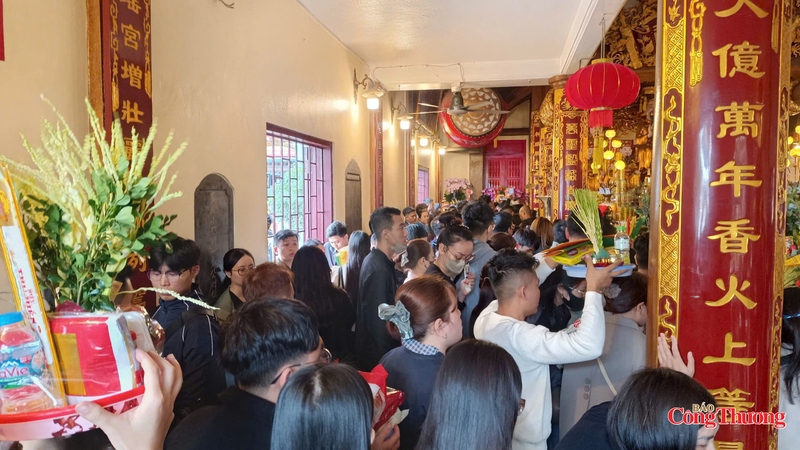 Người dân thành kính dâng hương tại chính điện, cầu mong bình an và tài lộc cho năm mới.