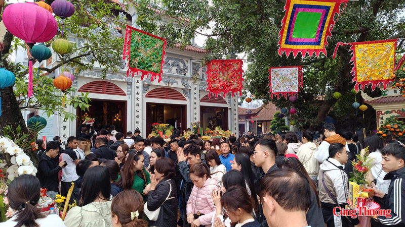 Tại sân chính, dòng người đứng vái vọng từ xa, chen kín khu vực chờ vào dâng lễ.