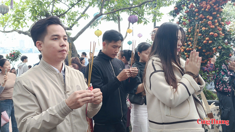 Không ít người tranh thủ giờ nghỉ trưa để đi lễ, khiến dòng người đổ về phủ tăng nhanh trong khung giờ trưa.