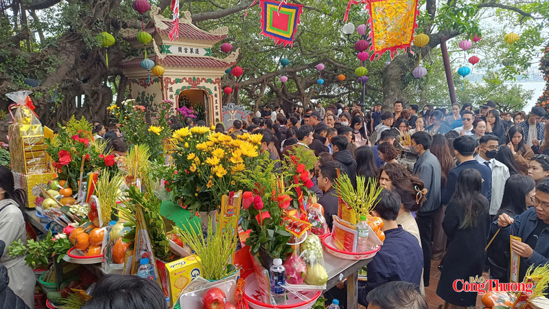 Các giá sắp lễ nhiều tầng được lấp đầy.