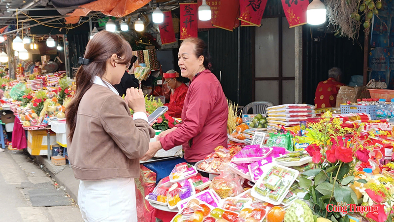 Người dân mua mâm lễ được chuẩn bị từ trước rất tiện lợi.