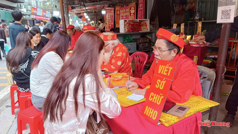 Ông đồ ngồi viết chữ đầu năm, thu hút đông đảo người trẻ xin chữ “Phúc”, “Lộc”, “An” với mong ước năm mới hanh thông.