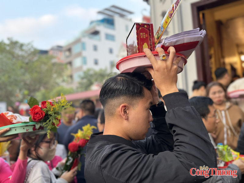 Người dân thành kính đội lễ dâng cúng rằm tháng Giêng.