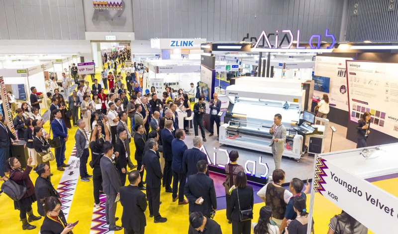 Khu trưng bày giải pháp ứng dụng AI trong sản xuất dệt may thu hút sự chú ý của nhiều khách tham quan. Ảnh: Vietrade