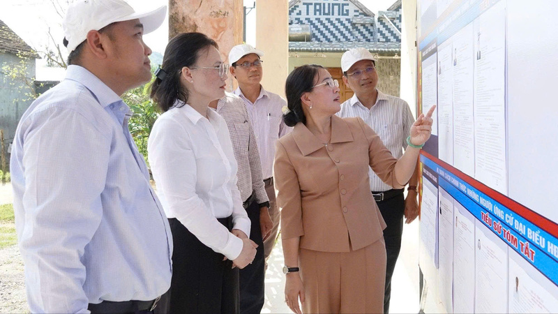 Trưởng ban Nội chính Tỉnh ủy Quảng Ngãi Trương Thị Linh kiểm tra công tác chuẩn bị bầu cử tại xã Sơn Hạ. Ảnh: T.L