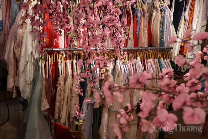 Hàng trăm mẫu áo dài lụa, áo ngũ thân đa dạng sắc màu phục vụ nhu cầu trải nghiệm của các bạn trẻ.