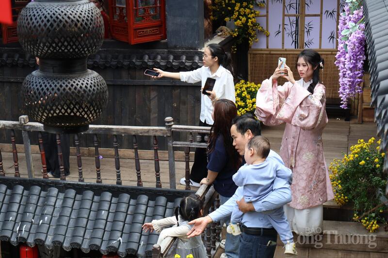 Mô hình kết hợp dịch vụ giải trí và giáo dục di sản thu hút đông đảo khách tham quan ở mọi lứa tuổi.