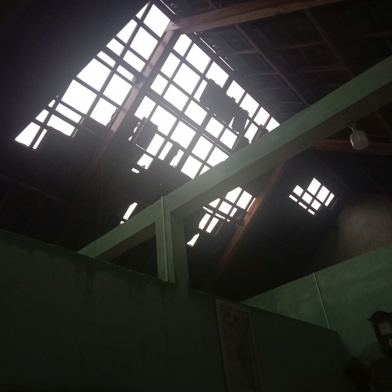 Nhiều ngôi nhà bị tốc mái 70%, gây thiệt hại nặng. Ảnh: UBND xã Ba Vì