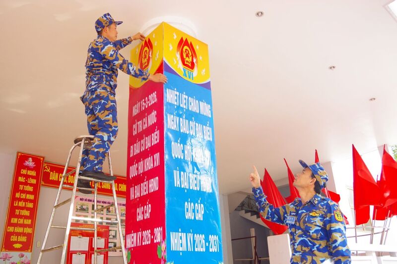 Thượng tá Hà Văn Hậu, Phó Chính ủy Lữ đoàn chỉ đạo công tác trang trí tuyên truyền cho bầu cử.