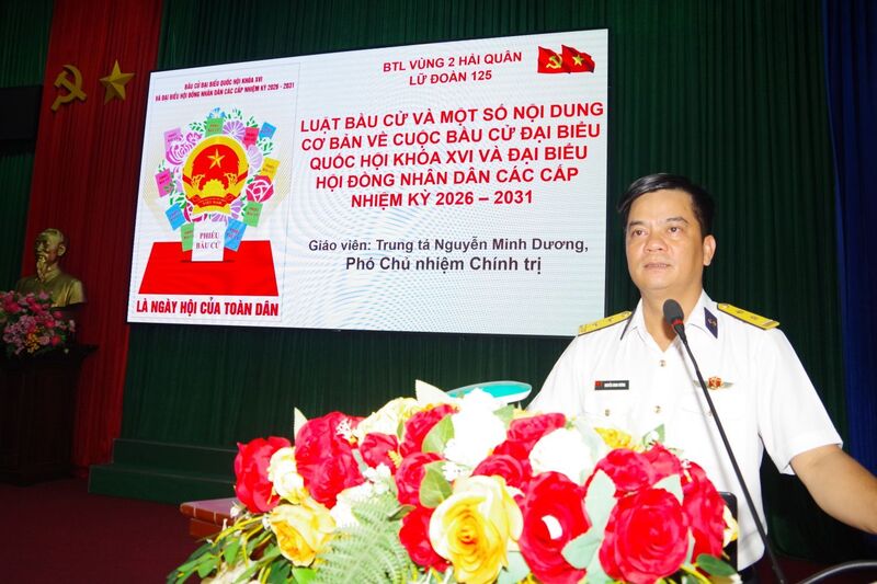 Trung tá Nguyễn Minh Dương, Phó Chủ nhiệm Chính trị Lữ đoàn thực hiện chuyên đề tuyên truyền Luật Bầu cử và một số nội dung về cuộc bầu cử.