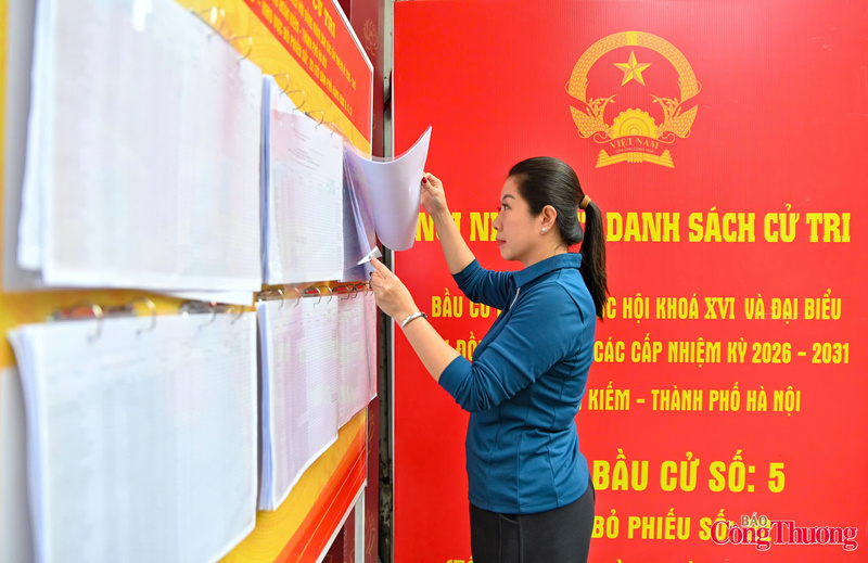 Người dân quan tâm đến thông tin bầu cử đại biểu Quốc hội khóa XVI và đại biểu HĐND các cấp nhiệm kỳ 2026 – 2031. Ảnh: Nam Nguyễn