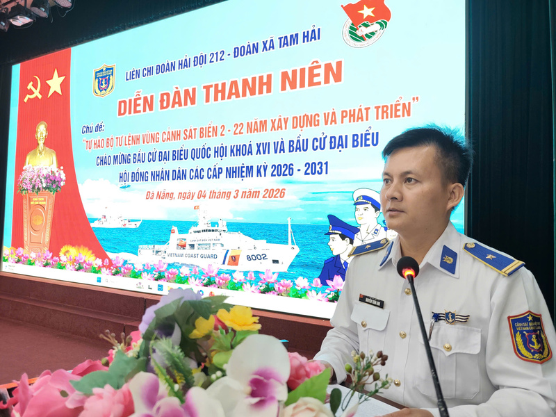 Thiếu tá Nguyễn Tuấn Anh - Bí thư Đảng uỷ, Chính trị viên Hải đội 212 phát biểu định hướng, động viên buổi diễn đàn. Ảnh: Bình An