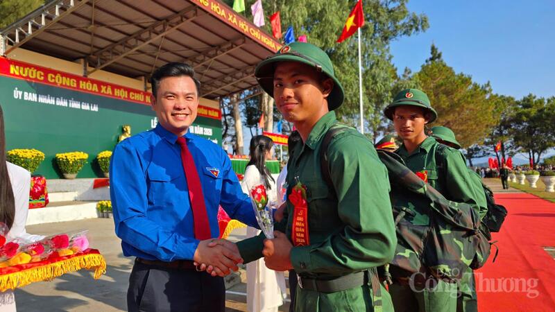Anh Phạm Hồng Hiệp, Bí thư Tỉnh Đoàn Gia Lai động viên thanh niên lên đường nhập ngũ.