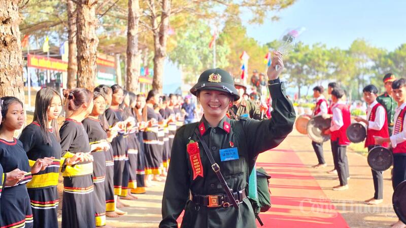 Các thanh niên háo hức lên đường nhập ngũ. Ảnh: Bá Bính