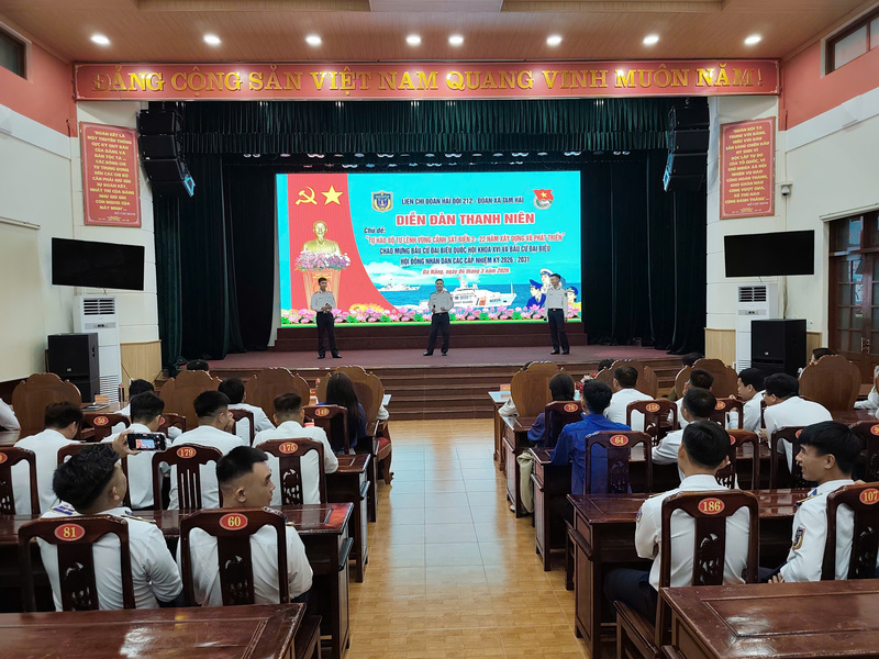 Diễn đàn thanh niên chủ đề "Tự hào Bộ Tư lệnh Vùng Cảnh sát biển 2 - 22 năm xây dựng và phát triển" lồng ghép tuyên truyền về Ngày bầu cử toàn dân 15/3. Ảnh: Bình An