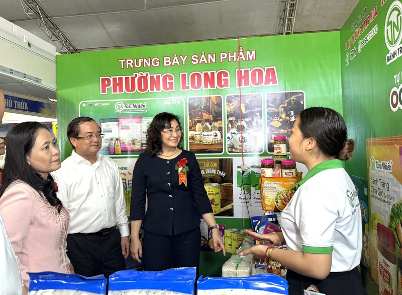 Thứ trưởng Bộ Công Thương Phan Thị Thắng tham dự chương trình xúc tiến thương mại tại tỉnh Tây Ninh.