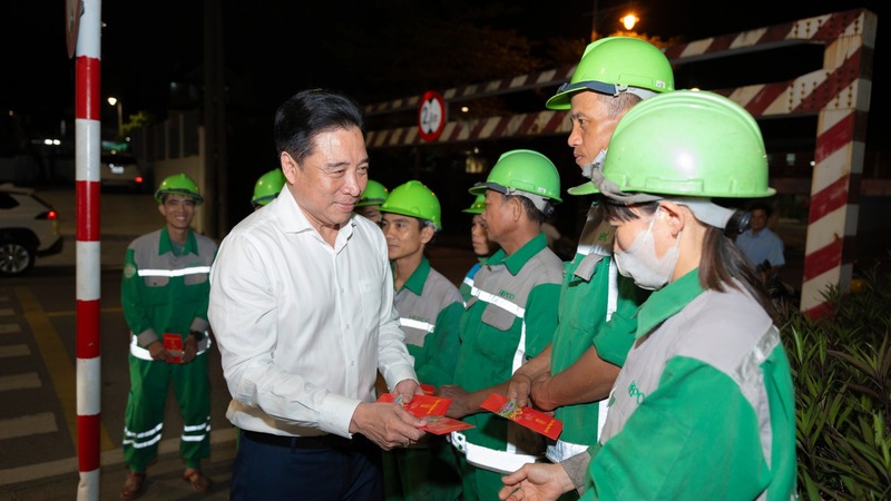 Chủ tịch UBND thành phố Huế Nguyễn Khắc Toàn thăm, động viên các đơn vị làm việc trong đêm giao thừa tết Nguyên đán Bính Ngọ. Ảnh: H. Minh