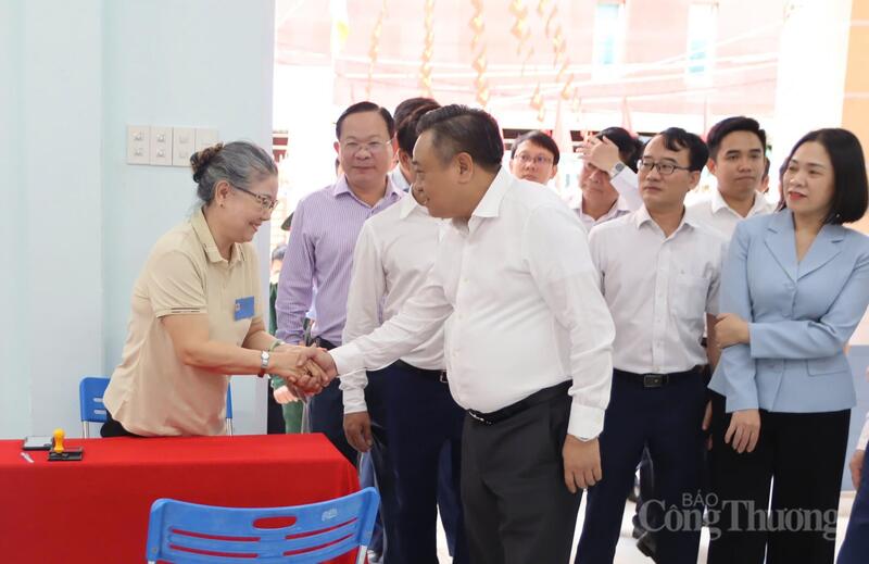 Ông Trần Sỹ Thanh, Ủy viên Bộ Chính trị, Chủ nhiệm Ủy ban kiểm tra Trung ương kiểm tra tại khu vực bỏ phiếu số 12 phường Nha Trang. Ảnh: Thanh Huy