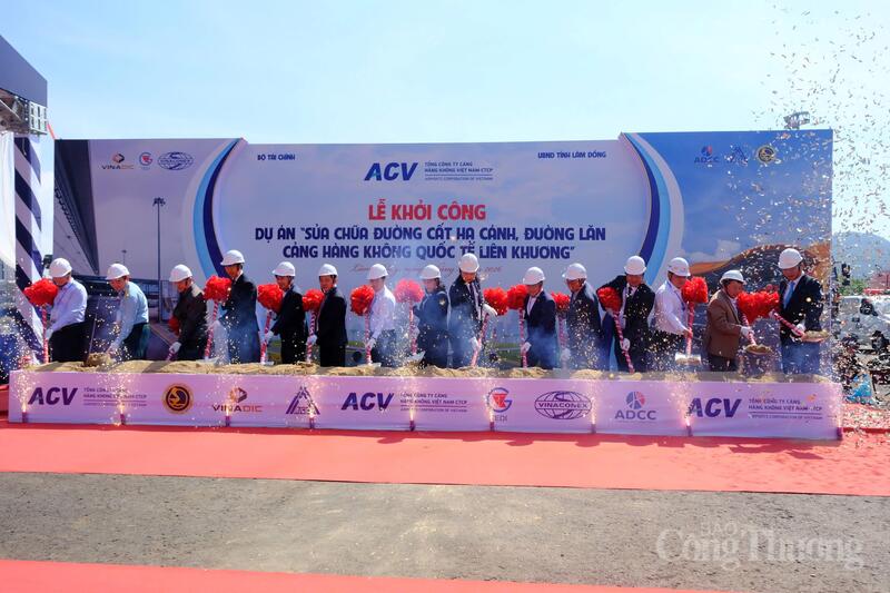 Nghi thức khởi công dự án “Sửa chữa đường cất hạ cánh, đường lăn – Cảng hàng không quốc tế Liên Khương”. Ảnh: Lê Sơn