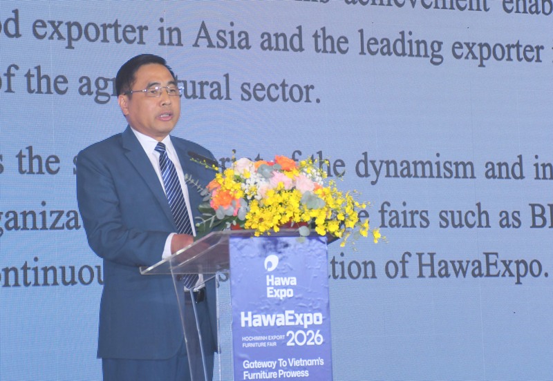 Thứ trưởng Bộ Nông nghiệp và Môi trường Nguyễn Quốc Trị phát biểu khai mạc hội chợ. Ảnh: Minh Khuê.