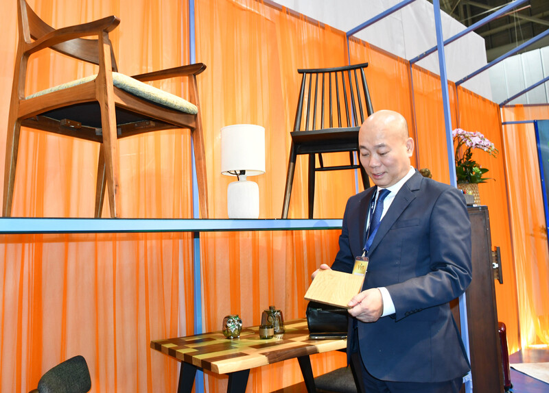 Ông Vũ Bá Phú - Cục trưởng Cục Xúc tiến thương mại (Bộ Công Thương) và các đại biểu tham quan gian hàng triển lãm tại Hawa Expo 2026. Ảnh: Thanh Minh