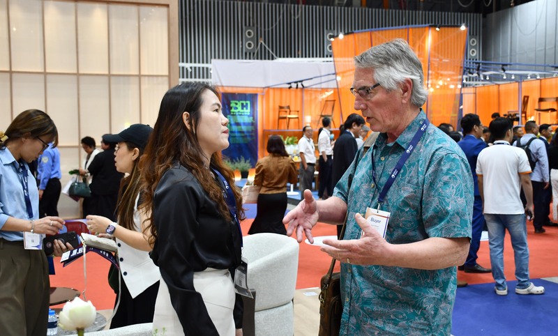 Nhà mua hàng quốc tế trao đổi với doanh nghiệp Việt Nam tại Hawa Expo 2026. Ảnh: Minh Khuê.