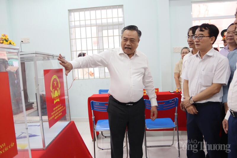 Đoàn giám sát của Ủy ban Thường vụ Quốc hội và Hội đồng Bầu cử Quốc gia do ông Trần Sỹ Thanh, Ủy viên Bộ Chính trị, Chủ nhiệm Ủy ban kiểm tra Trung ương làm trưởng đoàn đã kiểm tra khu vực bỏ phiếu tại phường Nha Trang. Ảnh: Thanh Huy