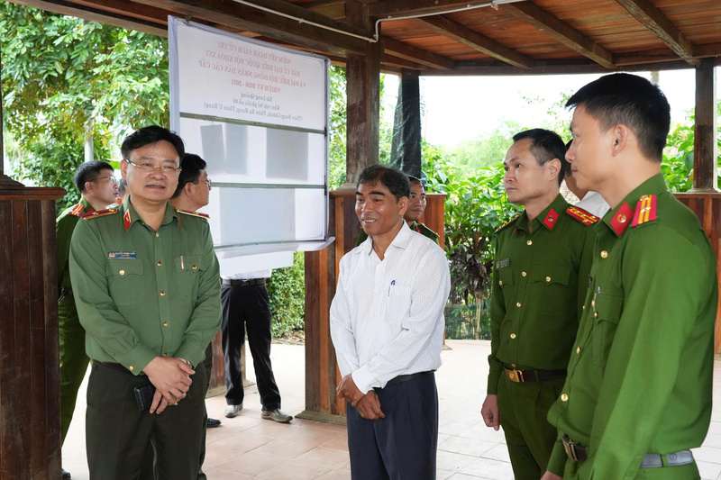 Thiếu tướng Nguyễn Thanh Tuấn - Giám đốc Công an thành phố Huế (bên trái) kiểm tra công tác an ninh, trật tự tại các xã Nam Đông, Long Quảng. Ảnh: Nguyễn Tuấn