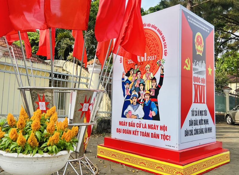 Những tấm pa-nô, băng rôn đỏ thắm nổi bật giữa nền trời cao nguyên lộng gió.