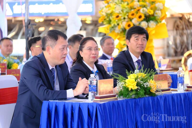 Các đại biểu tham dự lễ khởi công. Ảnh: Lê Sơn