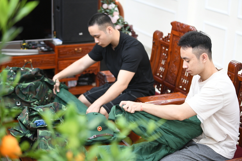 Vốn trầm tính, ít nói nhưng luôn là chỗ dựa trong gia đình, Phạm Thế Lợi đưa ra một lựa chọn không dễ dàng. Ngay sau khi tốt nghiệp Trường Đại học Y Hà Nội, thay vì nhận lời làm việc tại các cơ sở y tế hoặc tiếp tục học lên cao học, chàng trai sinh năm 2003 quyết định tạm gác ống nghe, khoác lên mình màu áo lính, coi nghĩa vụ quân sự là cách thiết thực để cống hiến tuổi trẻ cho Tổ quốc.